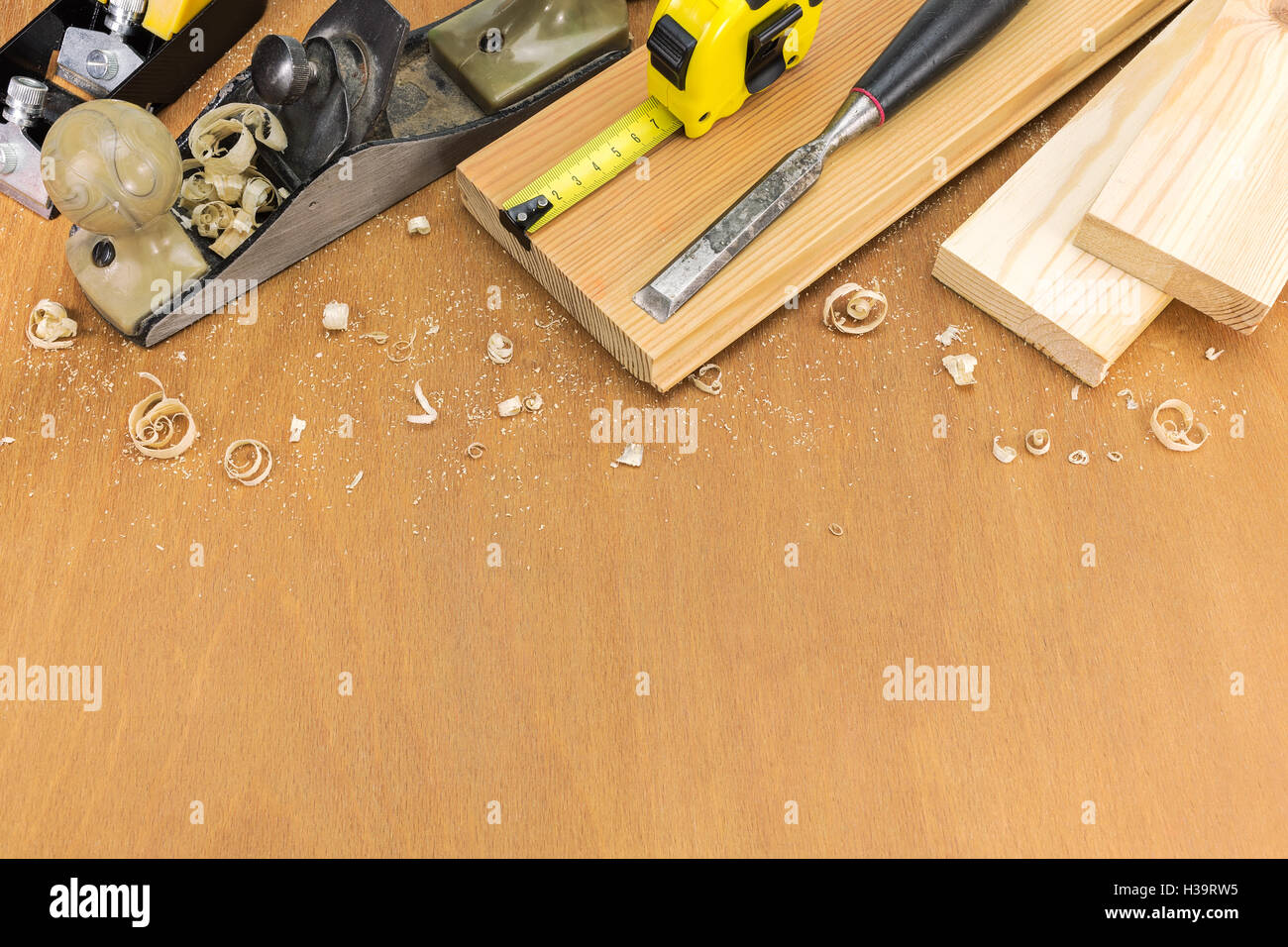 Gli strumenti per la lavorazione del legno con trucioli e tavole di legno Foto Stock