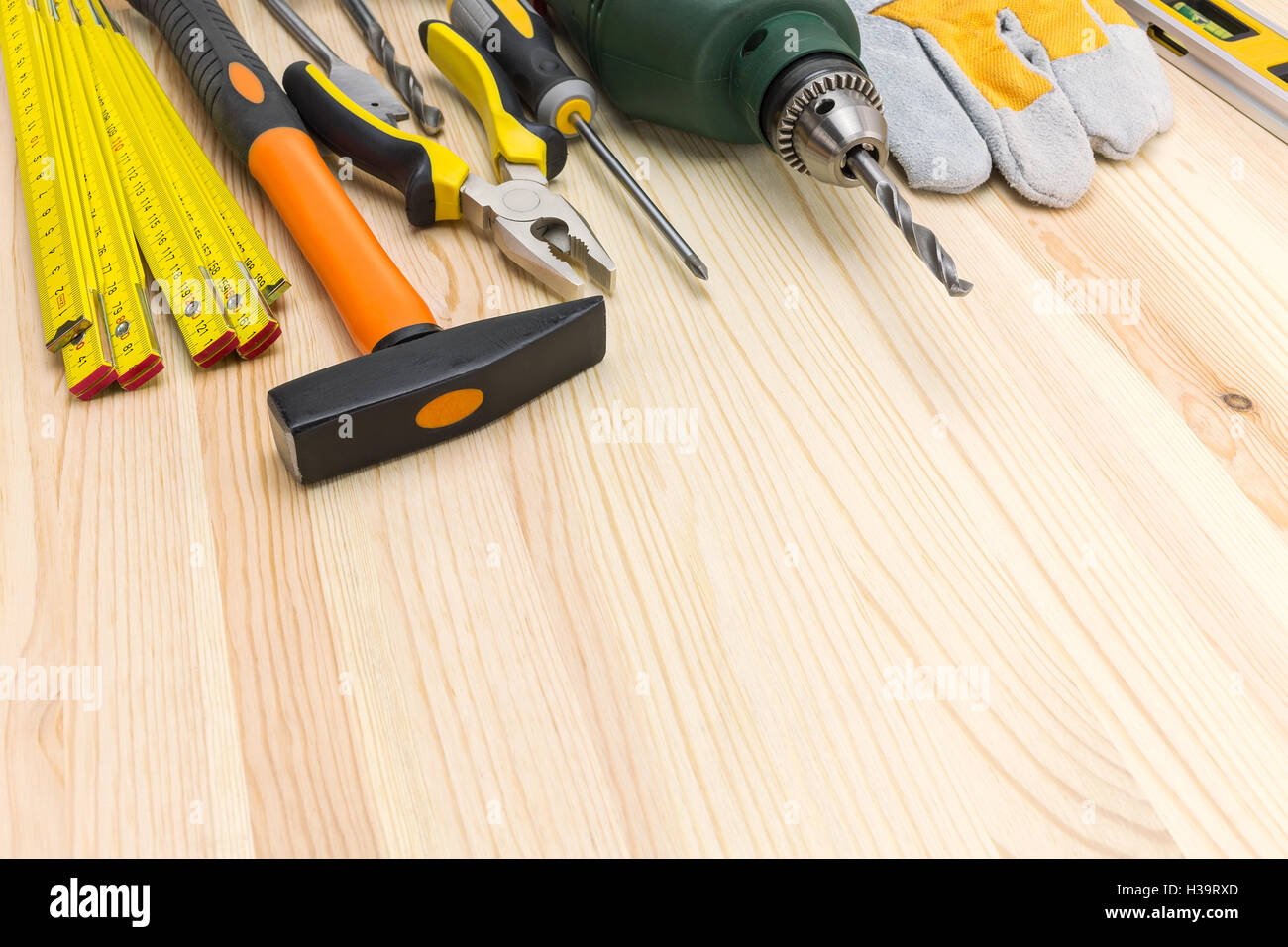 Set di strumenti di lavoro su sfondo di legno con spazio di copia Foto Stock