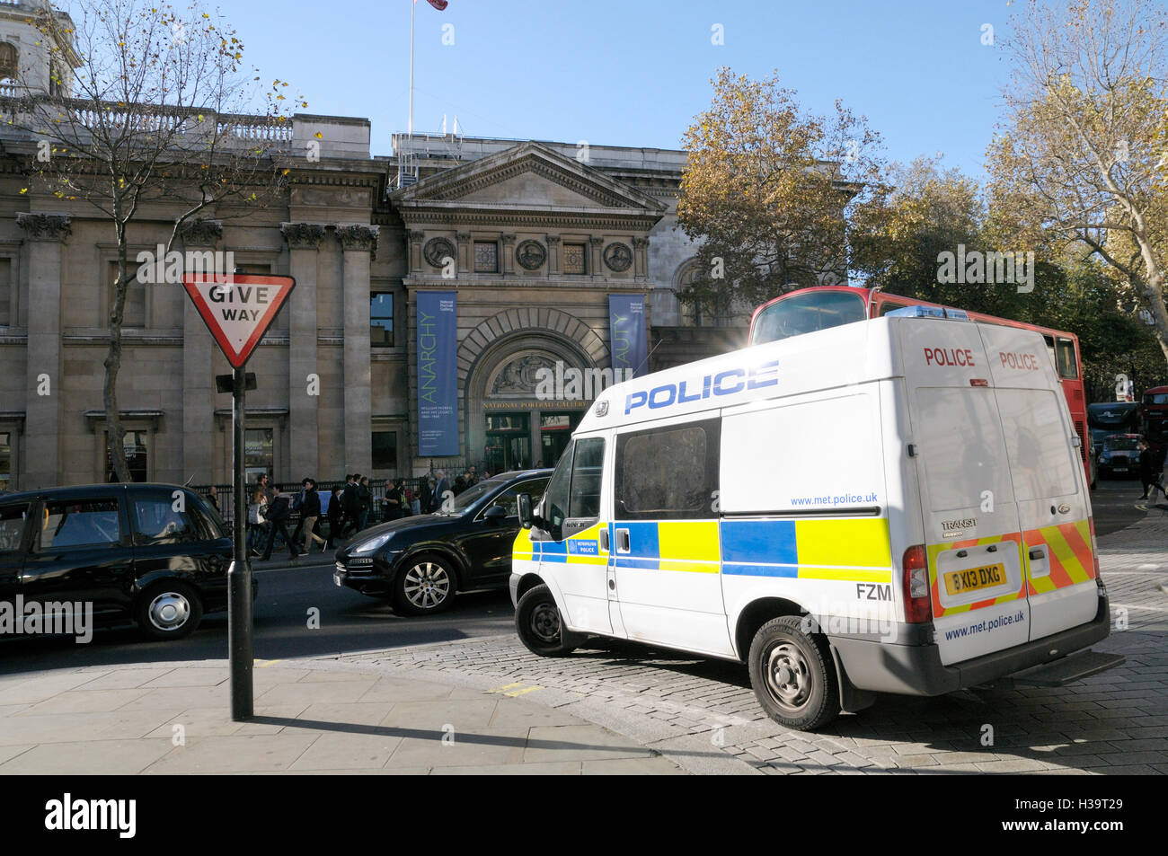 La Metropolitan Police van davanti alla National Portrait Gallery di St Martin's Place, Londra. Foto Stock