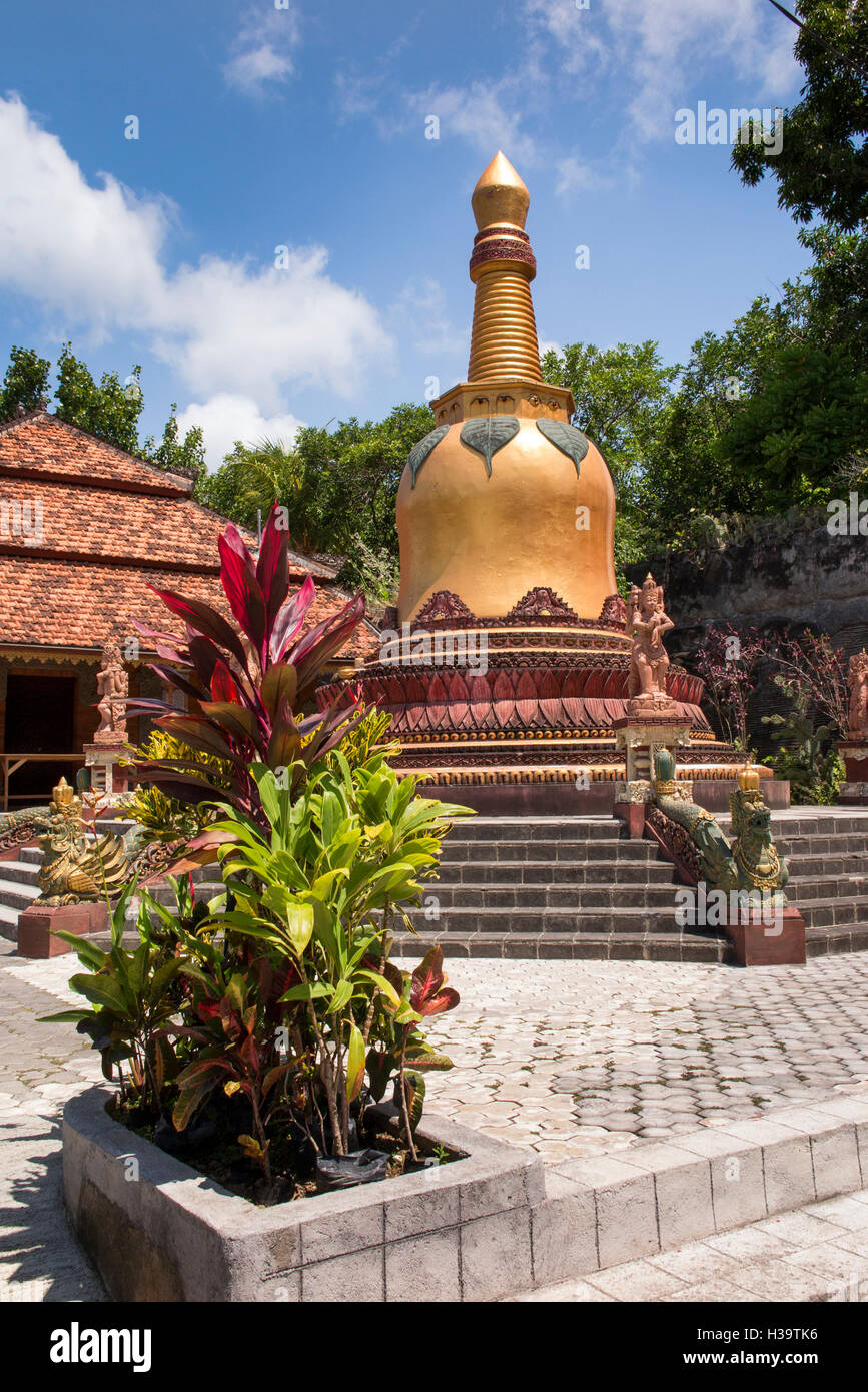 Indonesia, Bali, Banjar, Tegehe village, Brahma Vihara Arama, monastero Buddista, golden a forma di campana pagoda Foto Stock