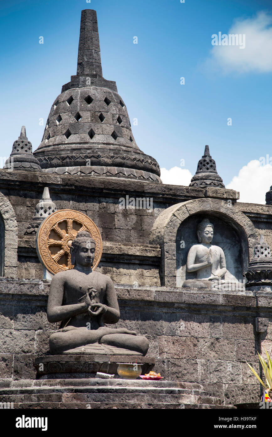 Indonesia, Bali, Banjar, Brahma Vihara Arama, monastero Buddista, stupa sulla base di Borobodur in Java Foto Stock