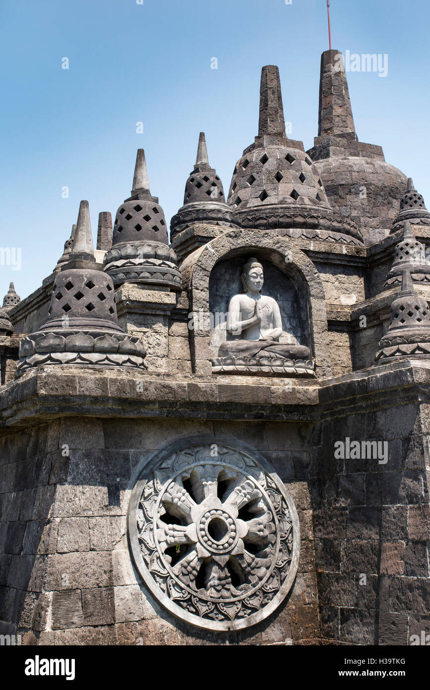 Indonesia, Bali, Banjar, Brahma Vihara Arama, monastero Buddista, stupa sulla base di Borobodur in Java, ruota di Dharma Foto Stock