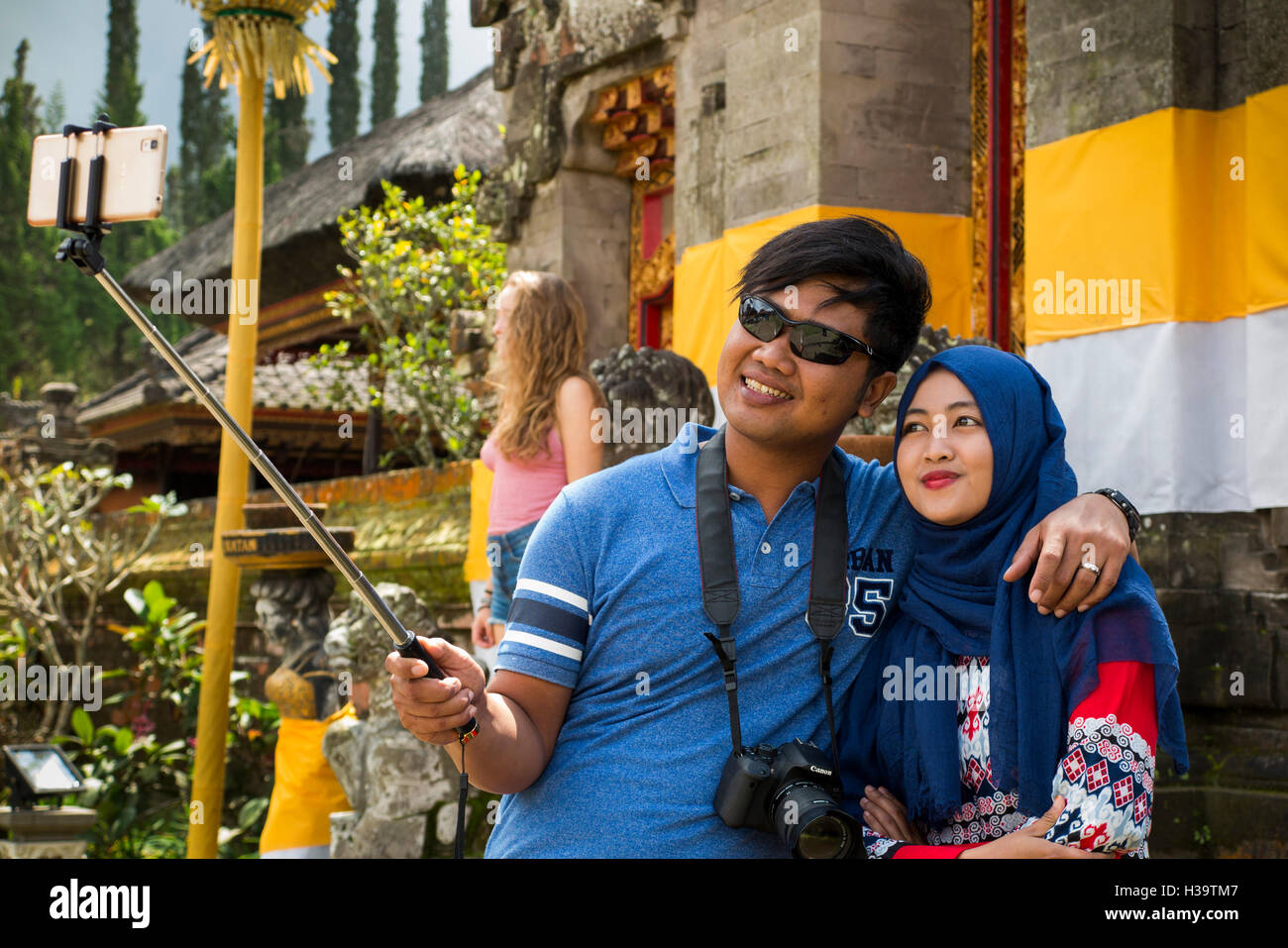 Indonesia, Bali, Candikuning, Puru Ulun Danu Bratan tempio, turisti locali tenendo selfie foto ricordo Foto Stock