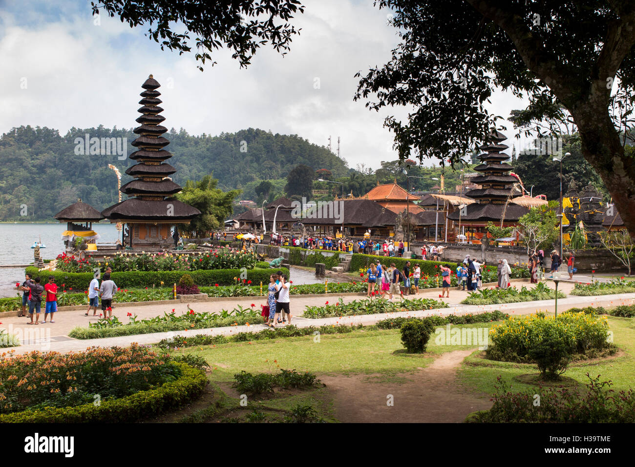 Indonesia, Bali, Candikuning, Puru Ulun Danu Bratan tempio accanto al lago, la folla di turisti Foto Stock