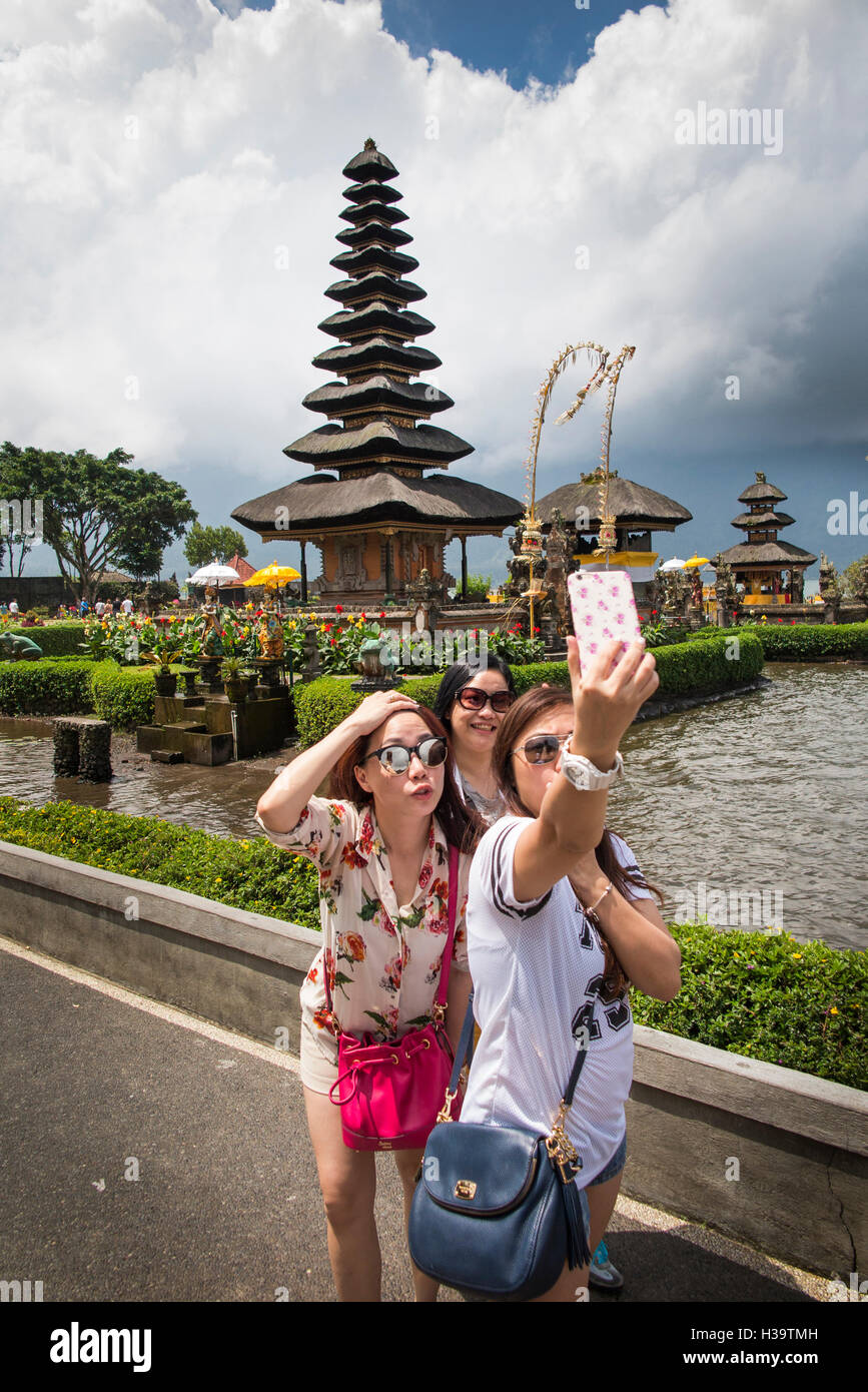 Indonesia, Bali, Candikuning, Pura Ulun Danu Bratan tempio, turisti cinesi tenendo selfies a pagoda sul lago Foto Stock