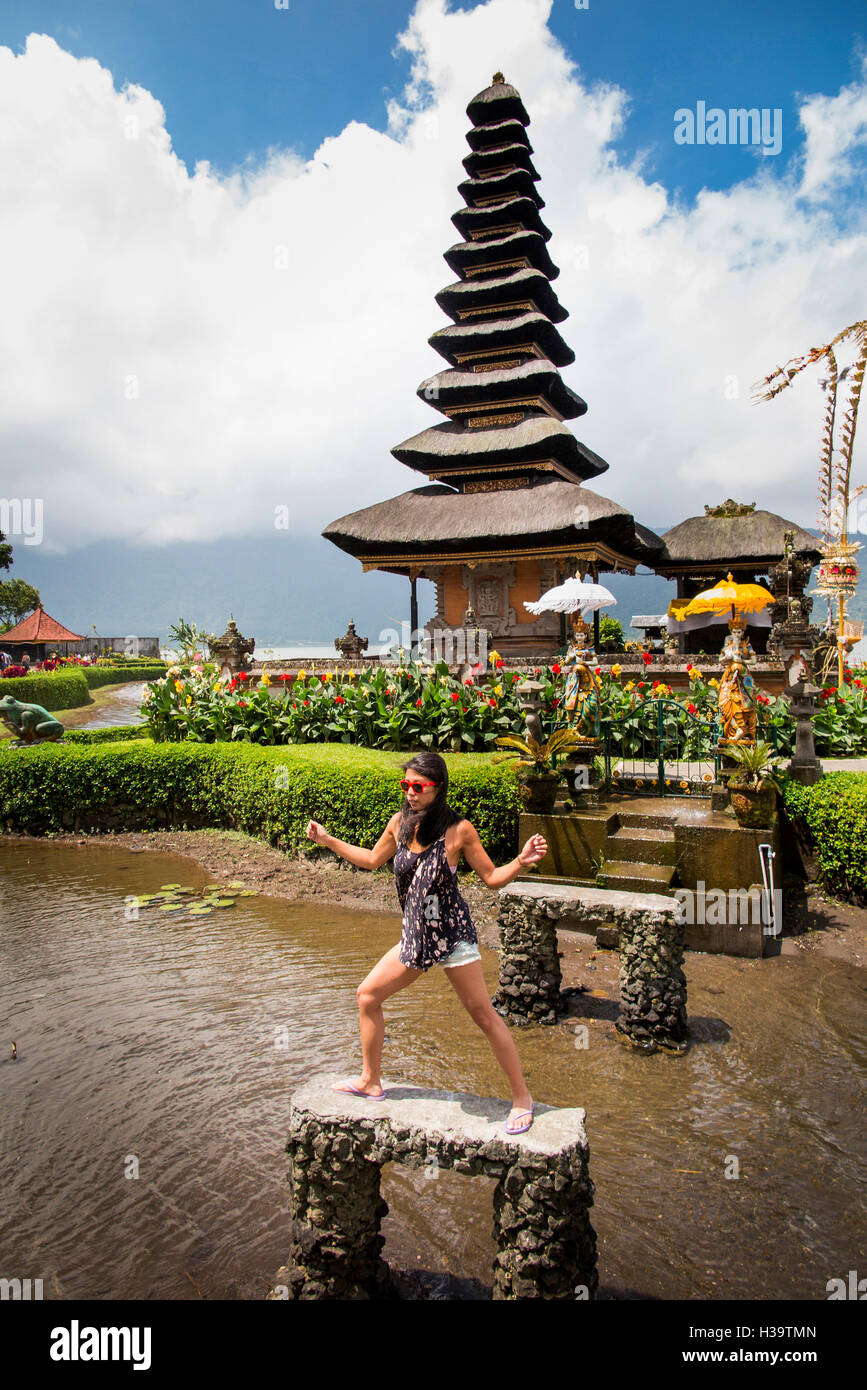 Indonesia, Bali, Candikuning Pura Ulun Danu Bratan tempio, turistico che posano per una foto a pagoda sul lago Foto Stock