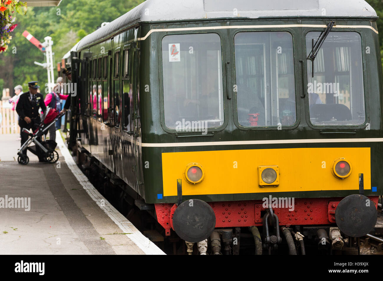 Unità diesel, locomotiva d'epoca della British Rail di Classe 121, che corre sulla linea ferroviaria swanage conservato. Un servizio ferroviario rurale alla stazione di Corfe. Inghilterra Foto Stock