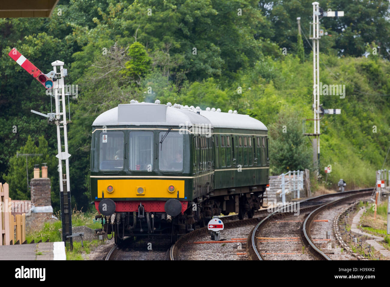 Unità diesel, locomotiva d'epoca della British Rail di Classe 121, che corre sulla linea ferroviaria swanage conservato. Un servizio ferroviario rurale alla stazione di Corfe. Inghilterra Foto Stock