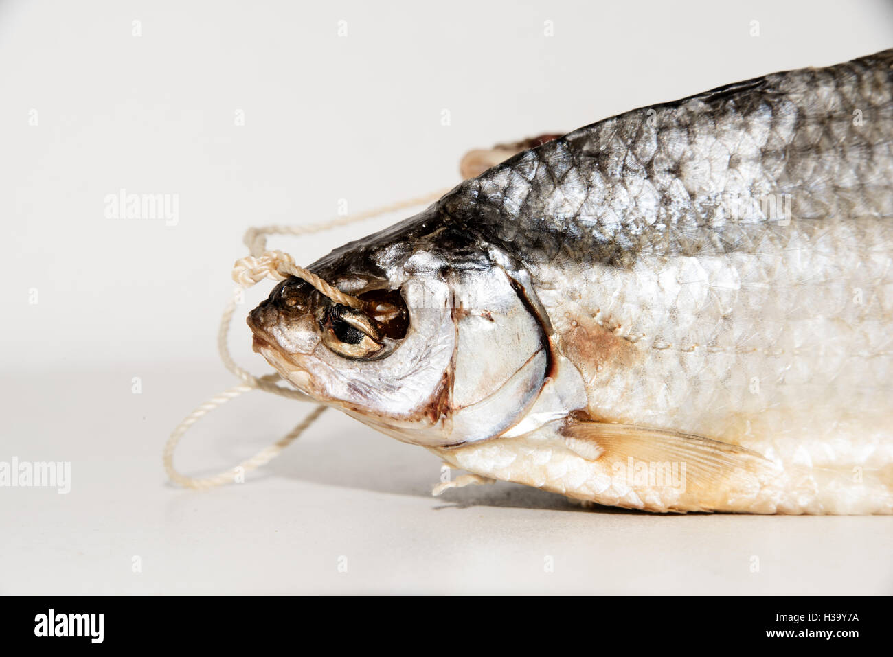 Pesci secchi sul tavolo. Salato a secco di pesce di fiume su una tavola di legno impressionante sfondo. Morto a secco il pesce salato - snack alla birra. Isolato o Foto Stock