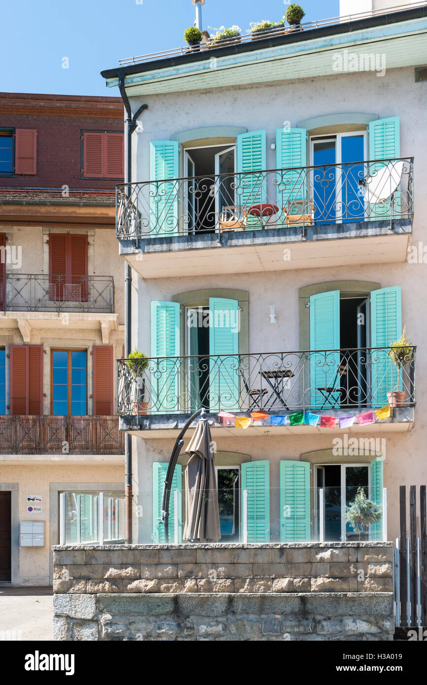 Edificio tradizionale con balconi e porte, Nyon, canton Vaud, Svizzera Foto Stock