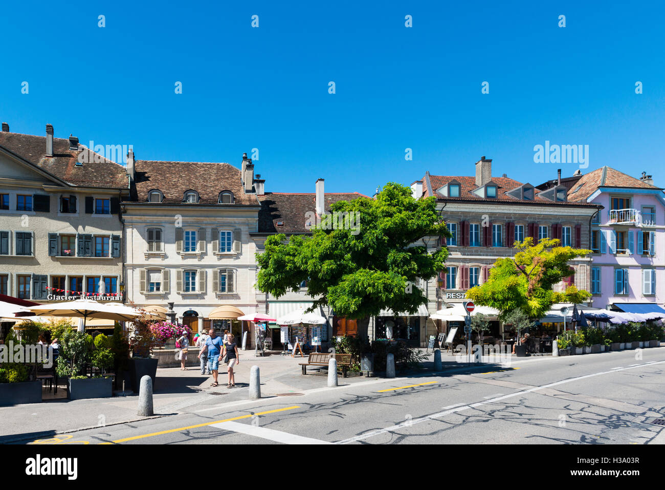 Area pedonale e ristoranti di strada in una piazza cittadina, Nyon, canton Vaud, Svizzera Foto Stock