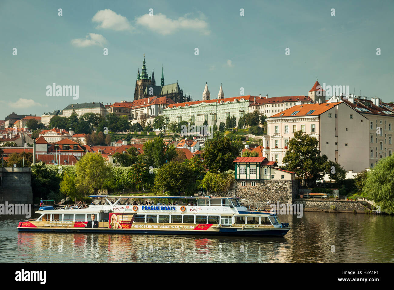 Tour in barca sul fiume Moldava a Praga, Repubblica Ceca. Hradcany in background. Foto Stock