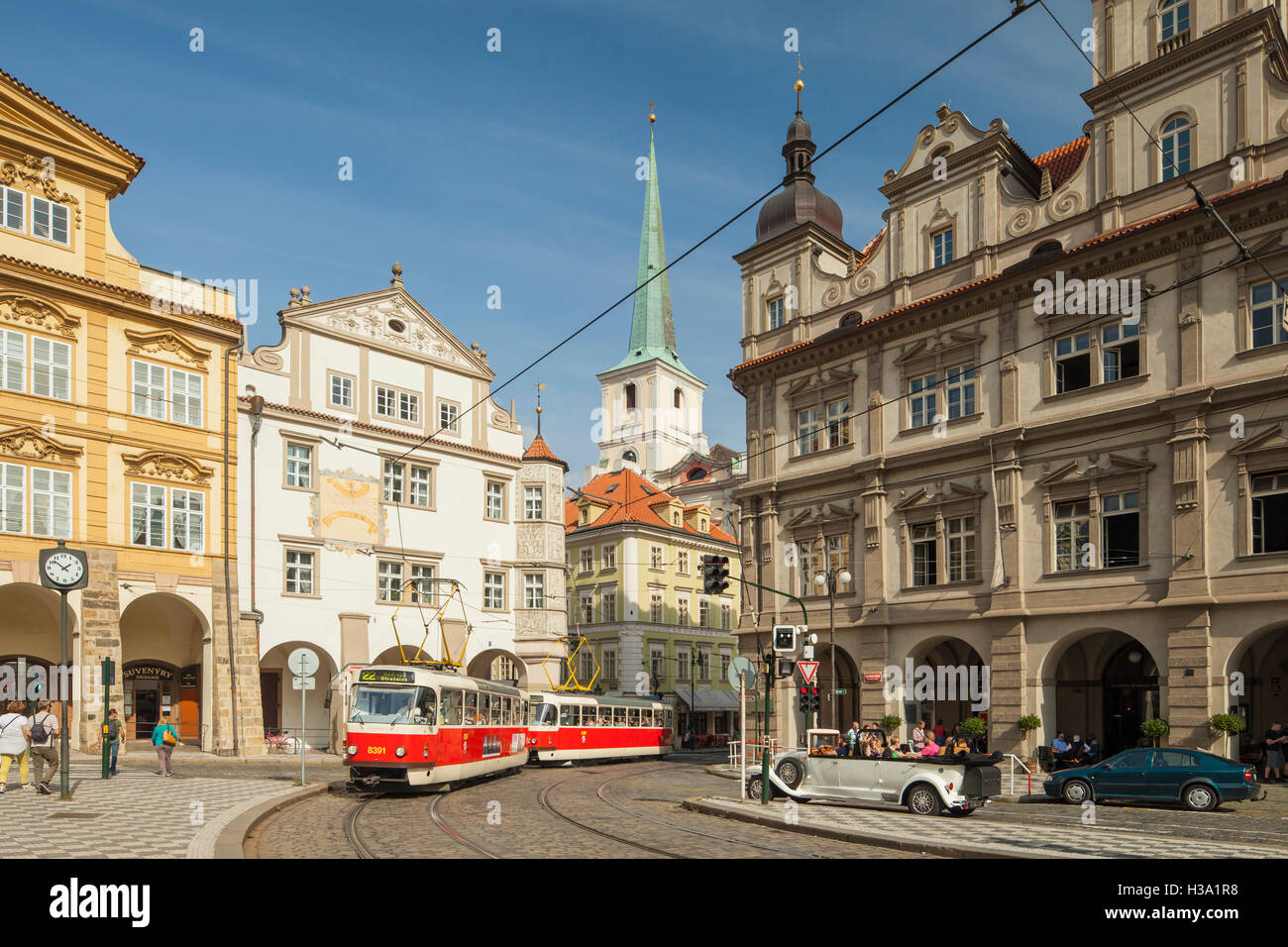 Iconici tram rosso nel quartiere di Mala Strana, Praga, Repubblica Ceca. Foto Stock