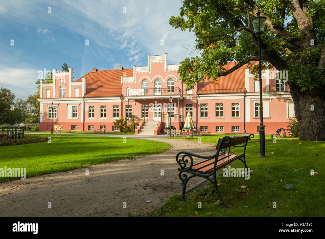 Pomeriggio autunnale presso il palazzo neogotico in Wejherowo, Polonia. Foto Stock