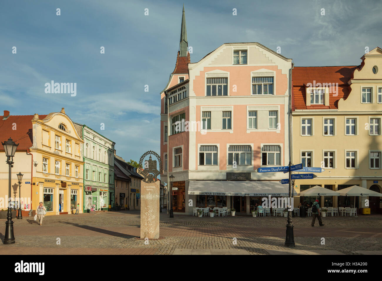 Pomeriggio autunnale sulla piazza della città di Wejherowo in Polonia. Foto Stock
