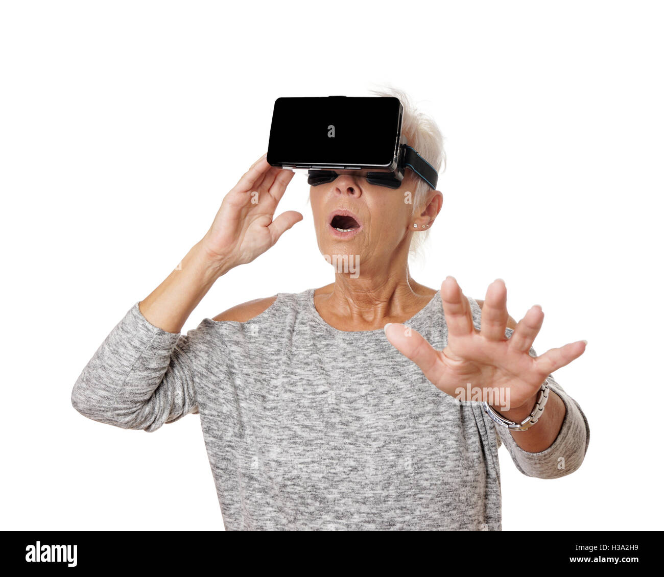 Senior donna con VR Virtual Reality auricolare è stordito Foto Stock