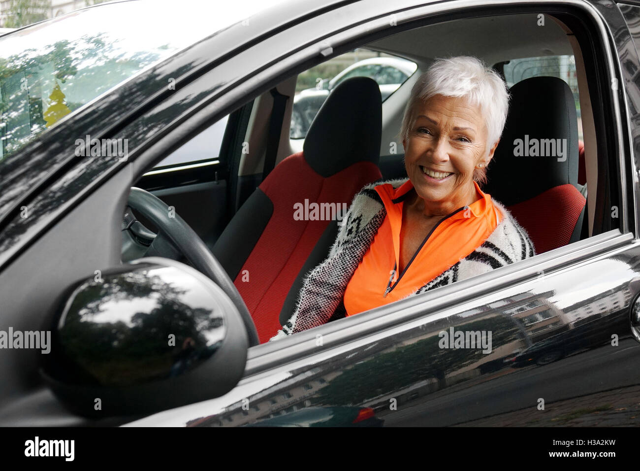 Donna matura driver nella sua auto Foto Stock