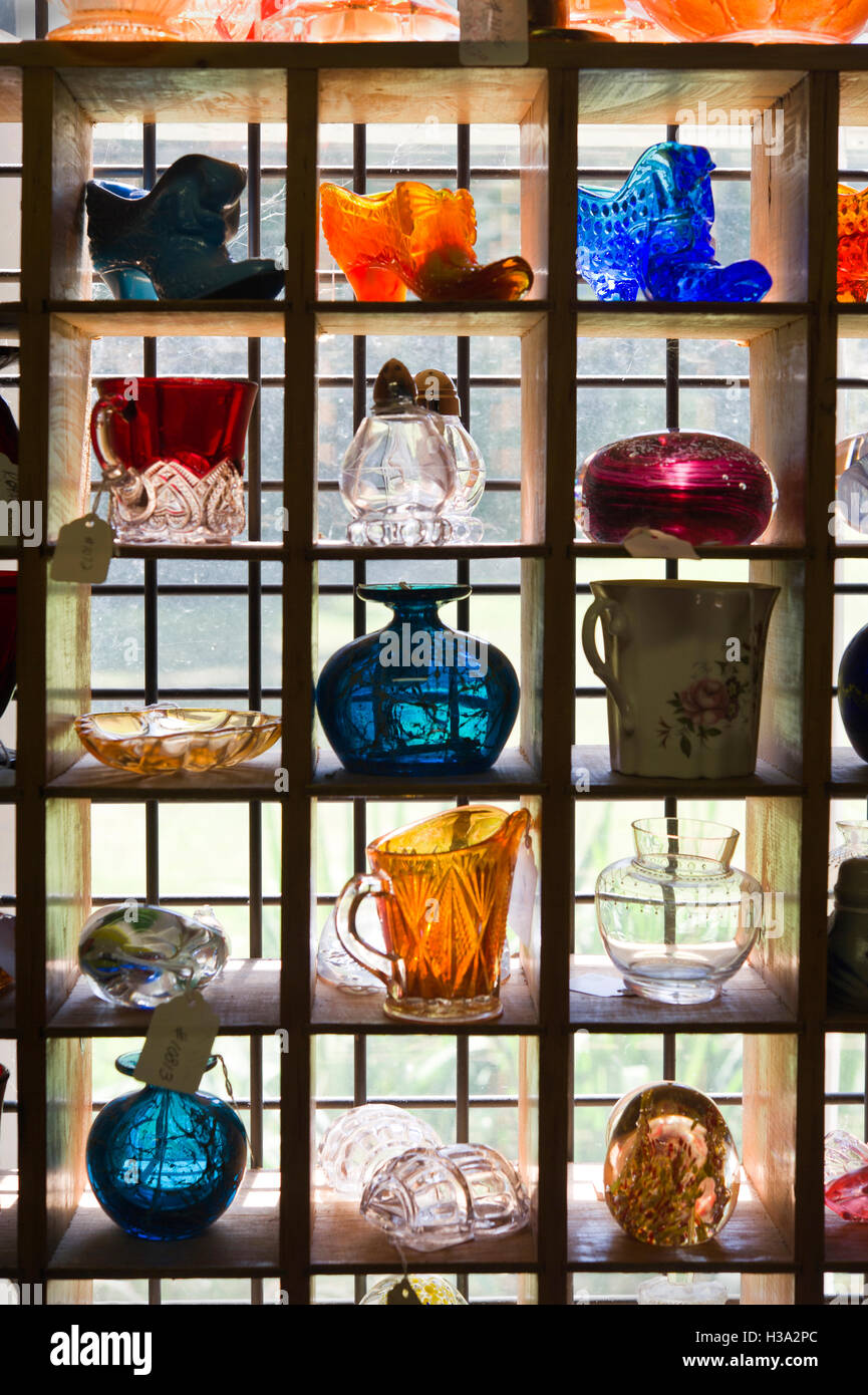 Negozio di antiquariato finestra con oggetti in vetro Foto Stock