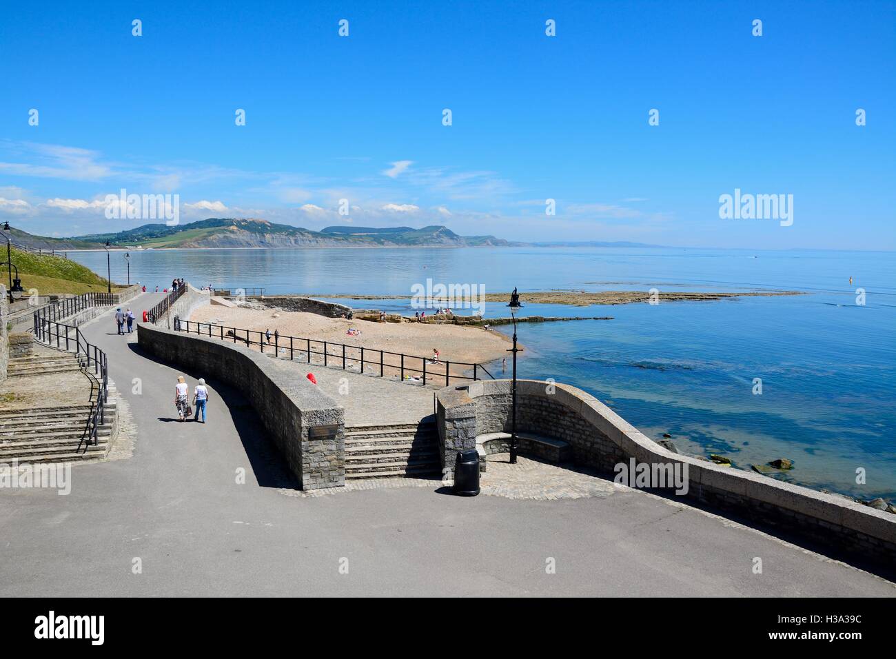 Vista lungo la scogliera di pistola a piedi con il mare e la costa verso la parte posteriore, Lyme Regis, Dorset, Inghilterra, Regno Unito, Europa occidentale. Foto Stock