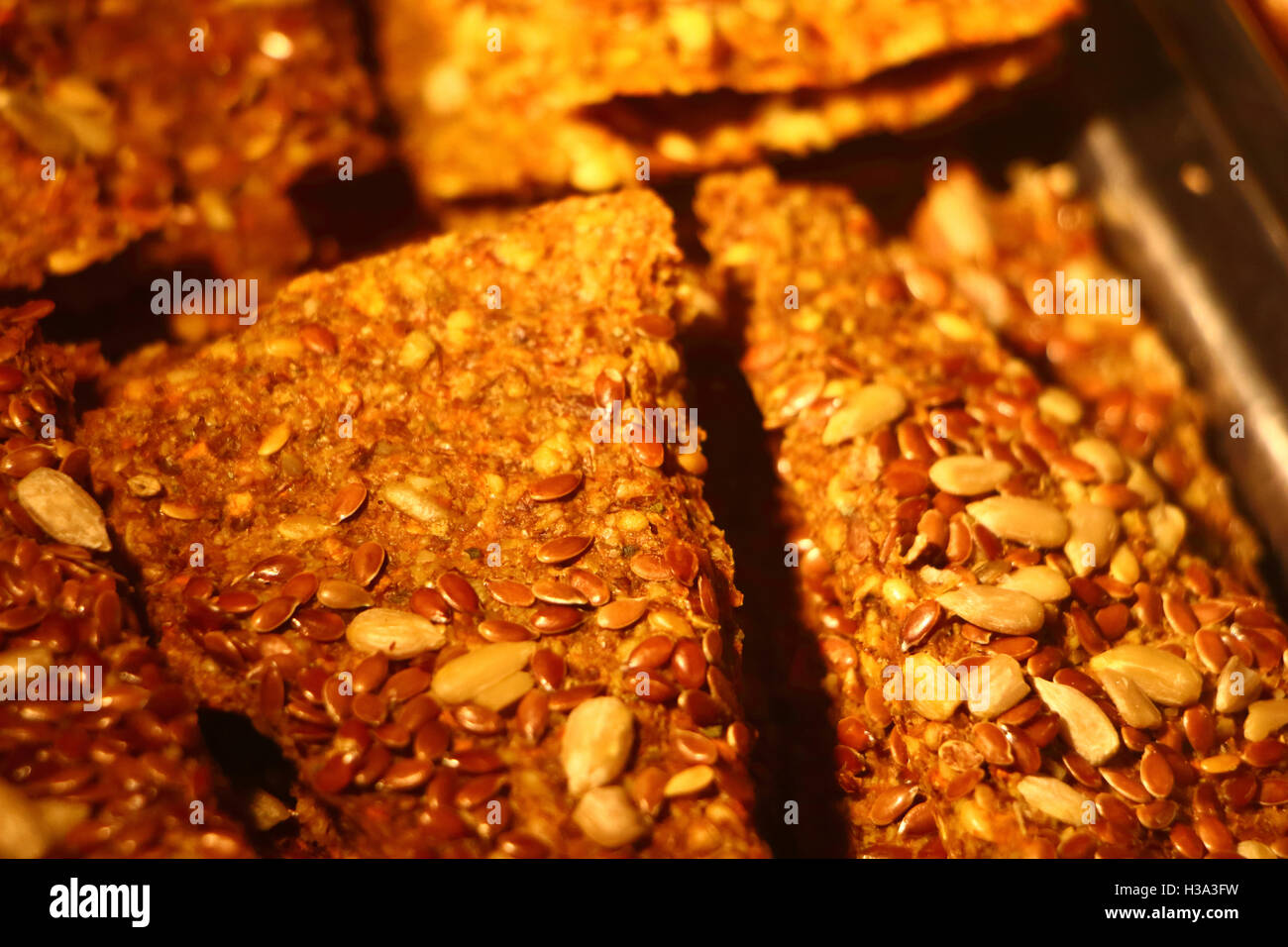 Giallo luce di overhead, crackers di grano, vetrina, lino, semi di cottura, eco, cibo sano, glutine, pila, pranzo, nutrizione, appetize Foto Stock