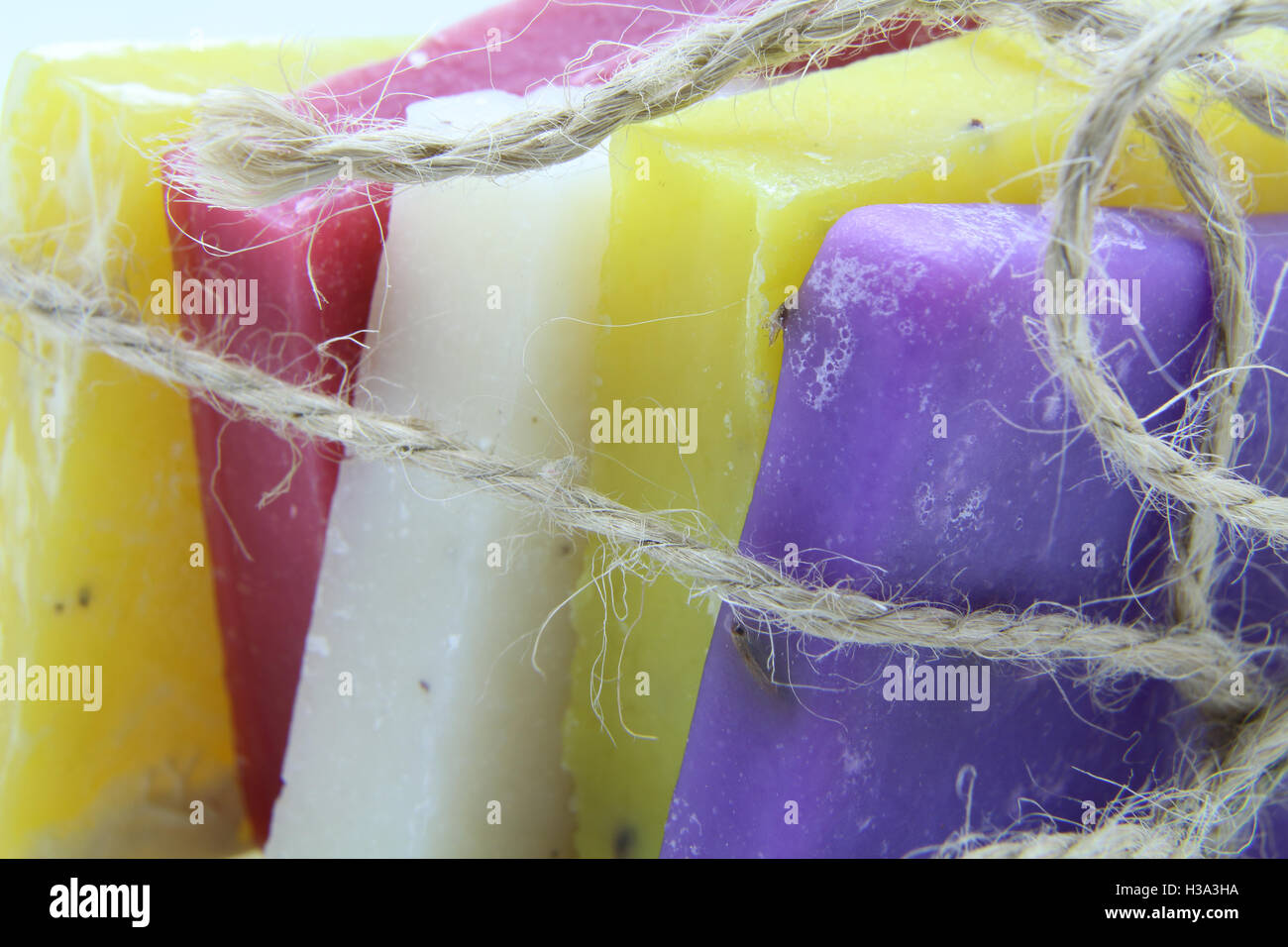 Sapone artigianale, le barre di sapone, il sapone colorate, sfondo bianco, sapone a base di erbe, vicino le riprese in modalità macro, limone sapone, lavanda, s Foto Stock