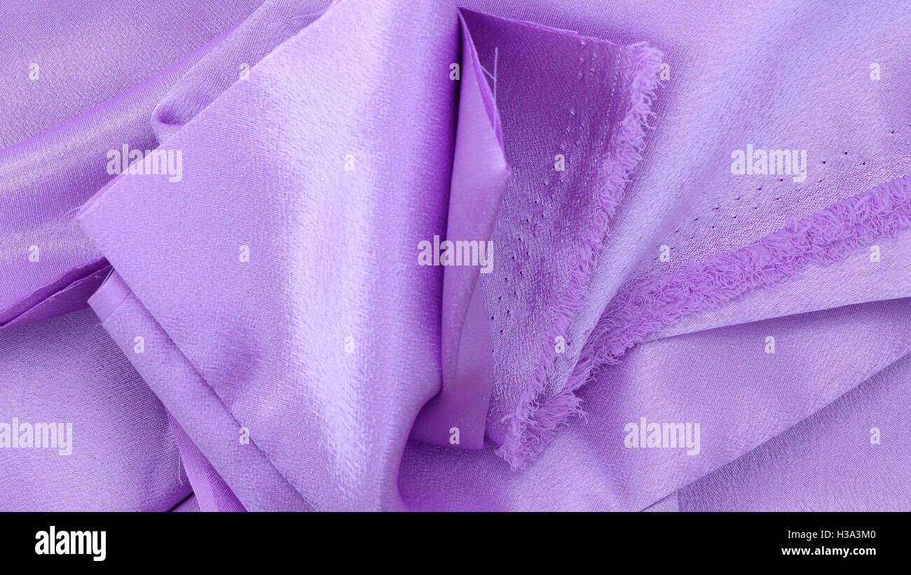 Materiale lucido, raso lilla, tessuto tessile, color porpora, il colore violetto, materiale di consistenza, cucitura sul tessuto, tessuto utilizzare Foto Stock