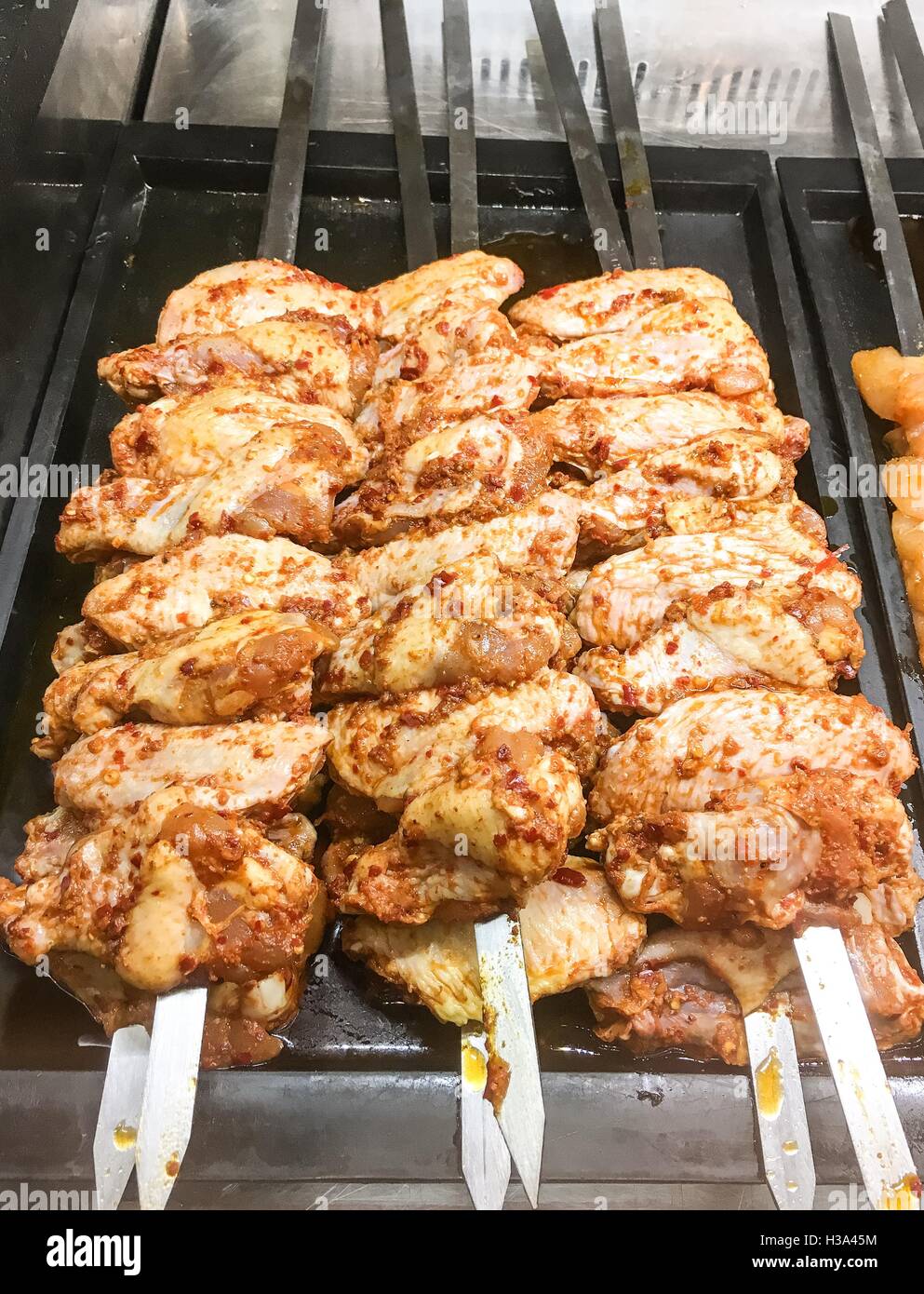 Materie turco pollo tradizionale Sish kebab pronto per cucinare in un ristorante Foto Stock
