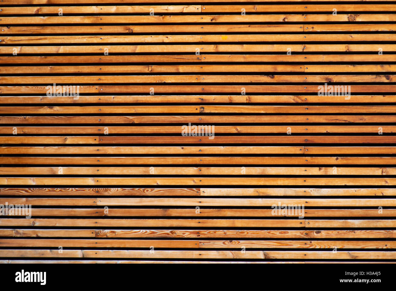 Casa in legno parete caratteristica architettonica utilizzando materiali naturali creando uno schema simmetrico Foto Stock