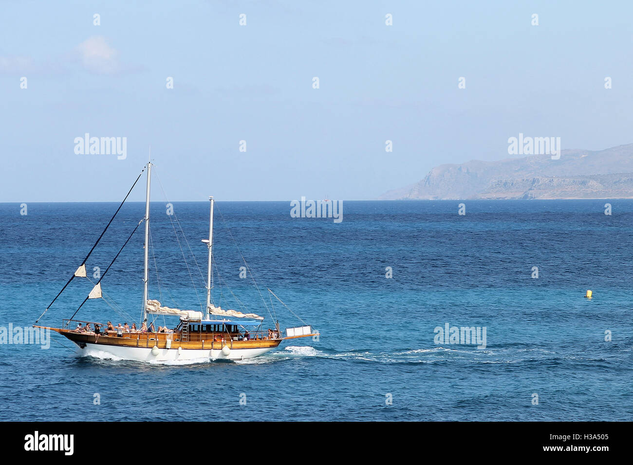 Un piacere barca greca è visto al largo della costa di Stalida, Stalis Crete Greece Foto Stock