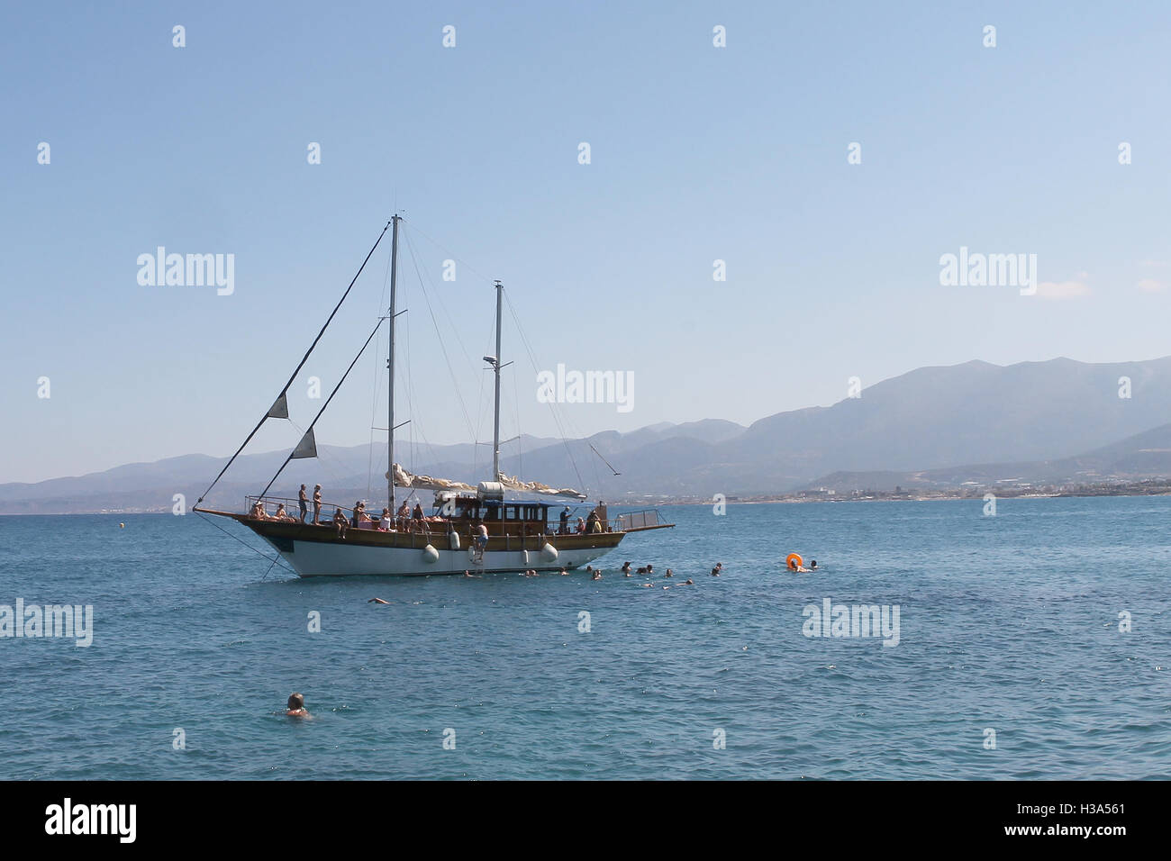 Un piacere barca greca è visto al largo della costa di Stalida, Stalis Crete Greece Foto Stock