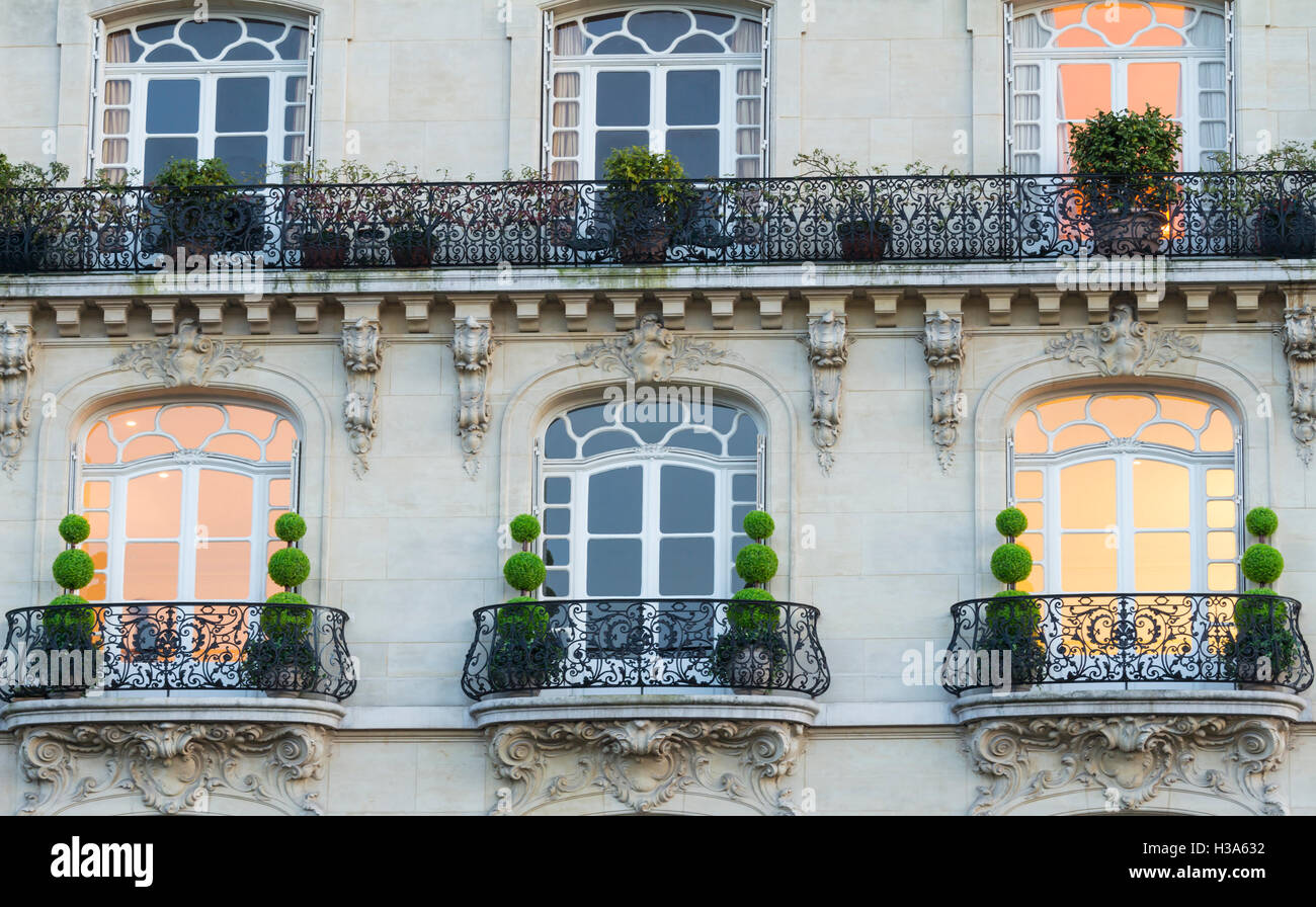 Il francese antico casa tradizionale con balconi e finestre, Parigi, Francia. Foto Stock