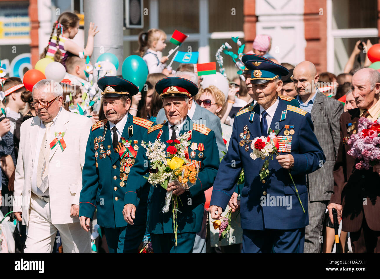 Homiel di Gomel in Bielorussia, la Giornata della Vittoria, 9 Maggio Celebrazione. Anziani Senior uomini onorati i veterani di WW2 marciare alla testa della sfilata Foto Stock