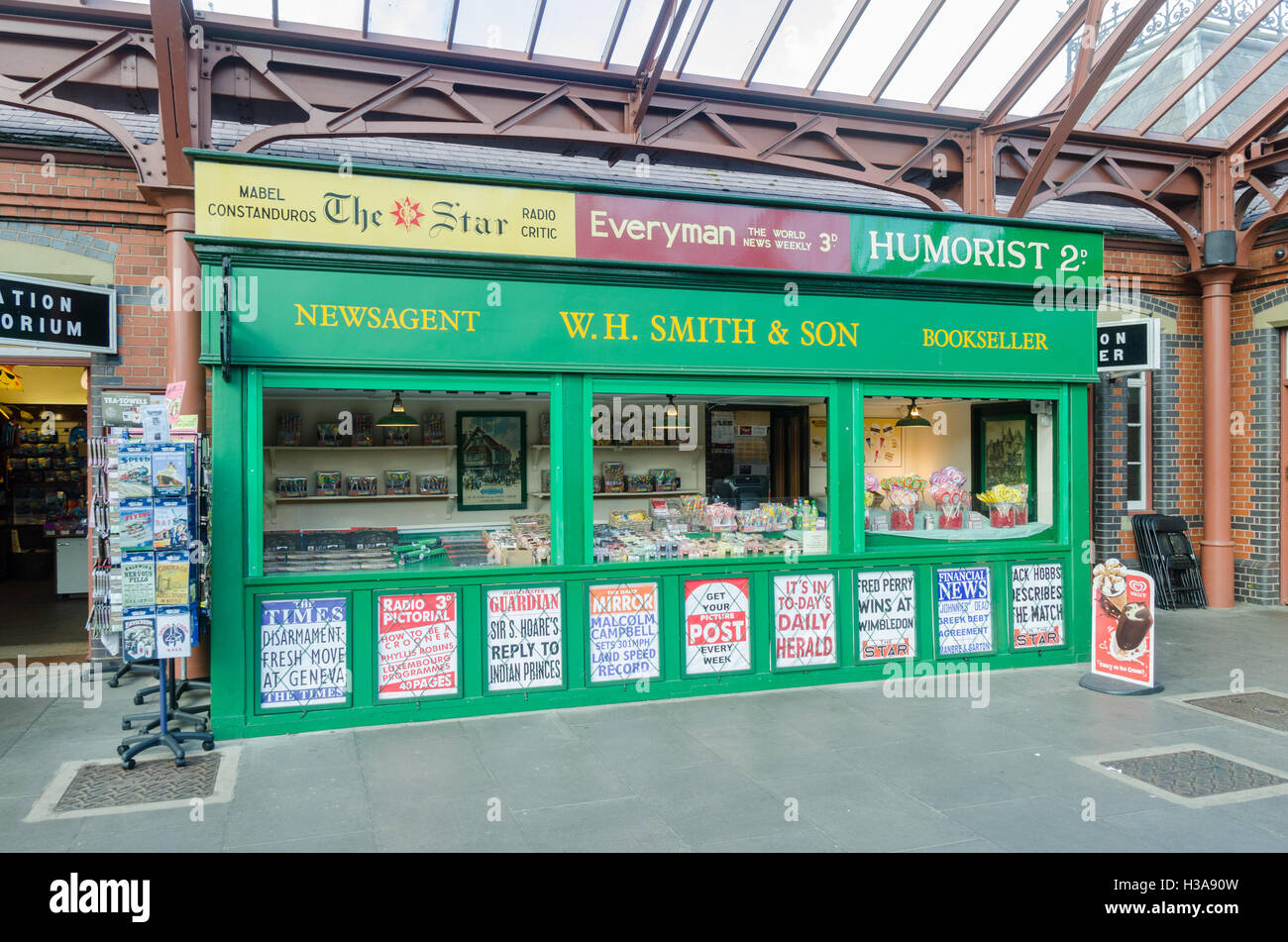 Tradizionale W H Smith giornalai a Kidderminster stazione ferroviaria in Severn Valley Railway Foto Stock