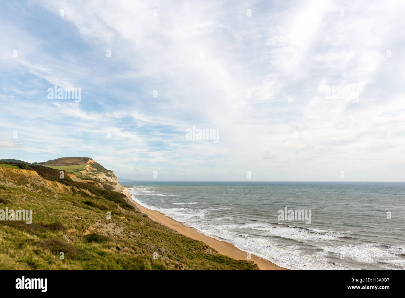 Avvicinando Golden Cap, il punto più alto sulla costa sud dell'Inghilterra, lungo il sentiero costiero da Charmouth sul lato ovest Foto Stock