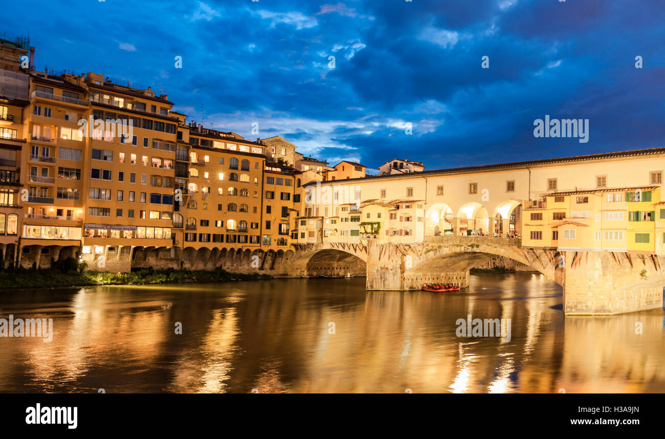 Vista sul Ponte Vecchio di notte a Firenze, Italia Foto Stock