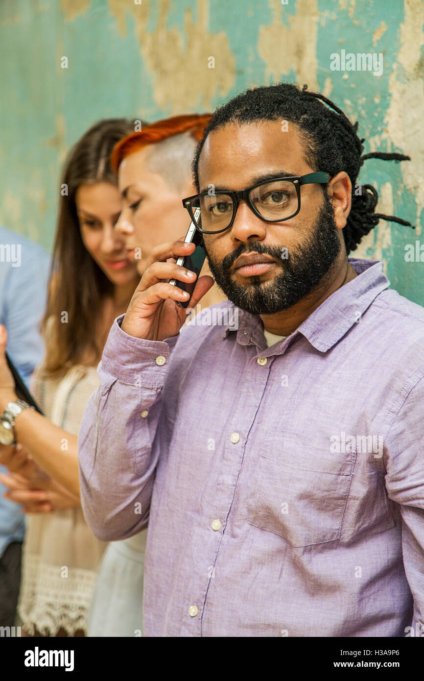 African American businessman su un telefono in ufficio Foto Stock