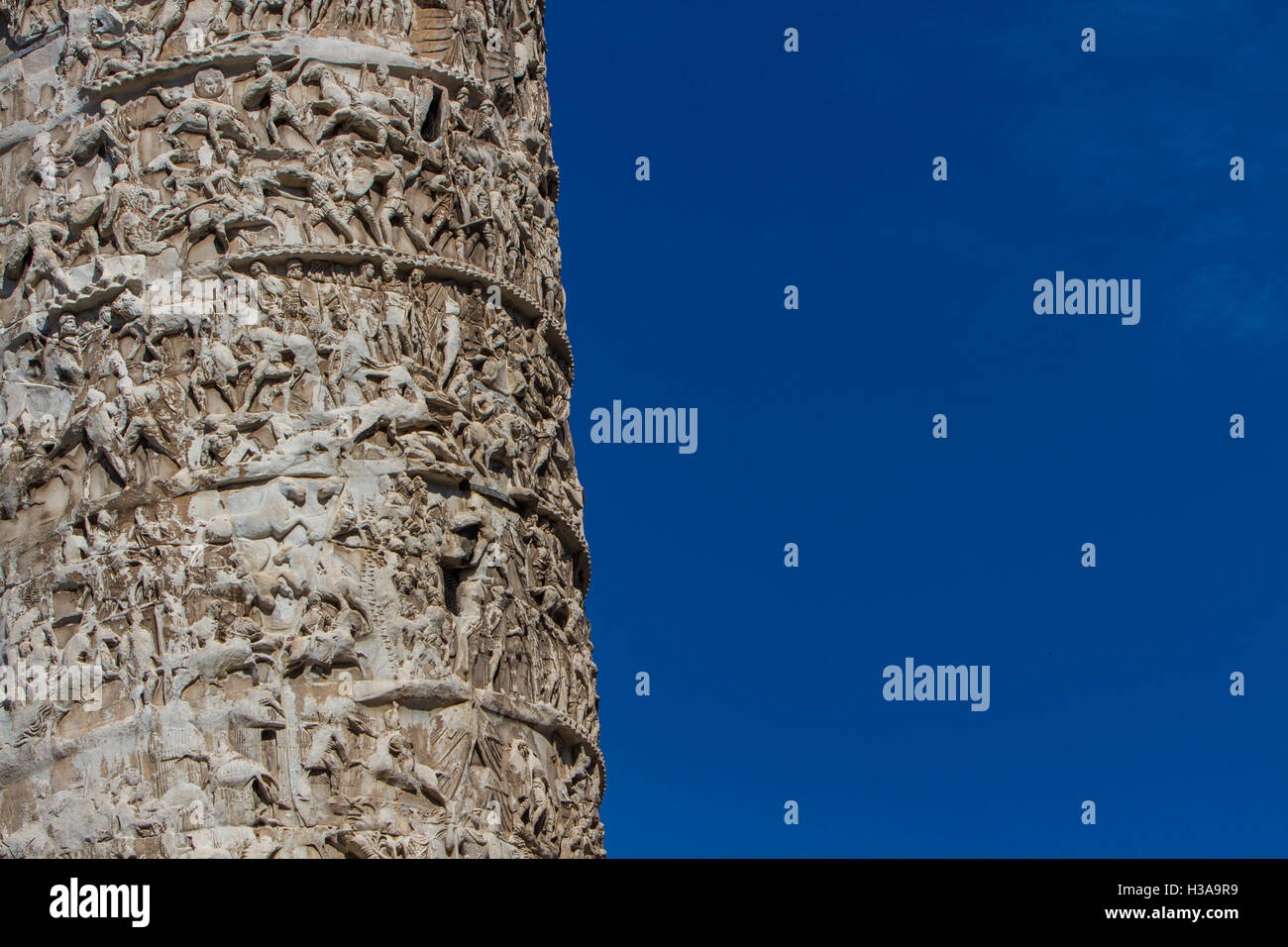 Visualizzare la colonna di Marco Aurelio a Roma, Italia Foto Stock