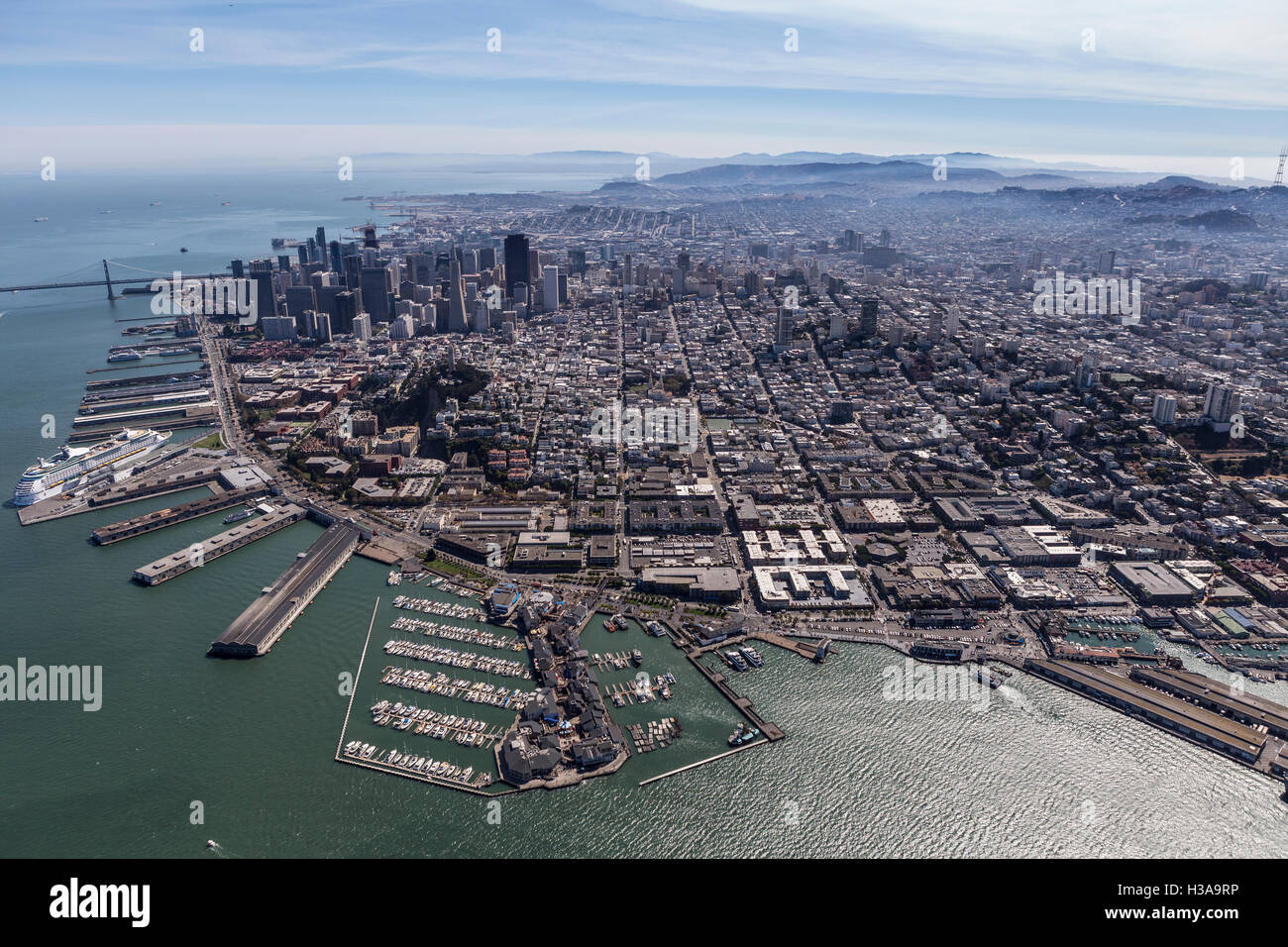 Vista aerea verso Pier 39 e Fishermans Wharf di San Francisco, California. Foto Stock