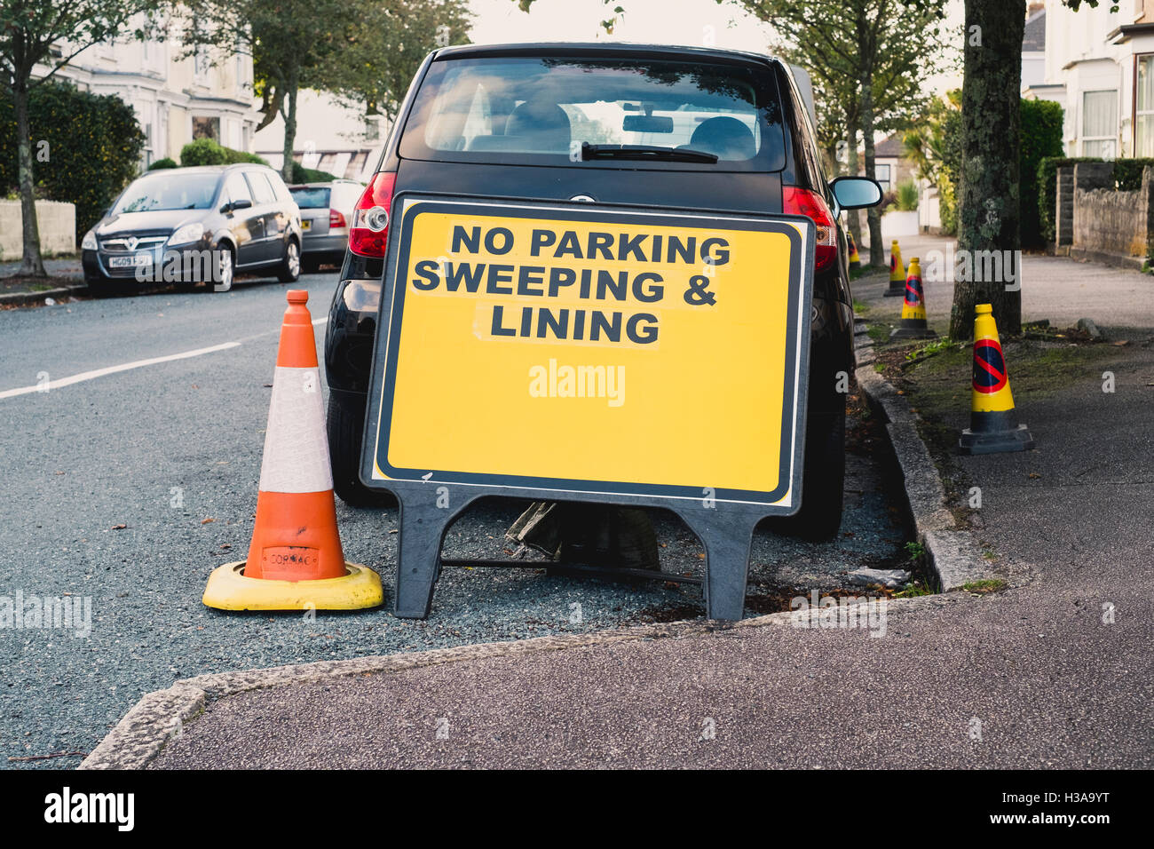 Nessun parcheggio Applicazione preavviso per consentire la fodera e sweepting strada in Falmouth, Cornwall Foto Stock
