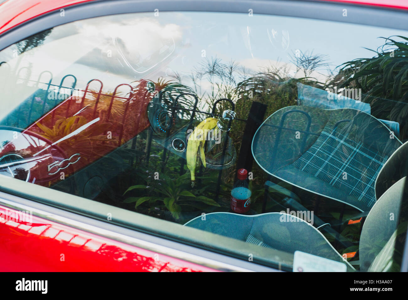 Una buccia di banana a sinistra su un cambio in un rosso Fiat 500 auto Foto Stock
