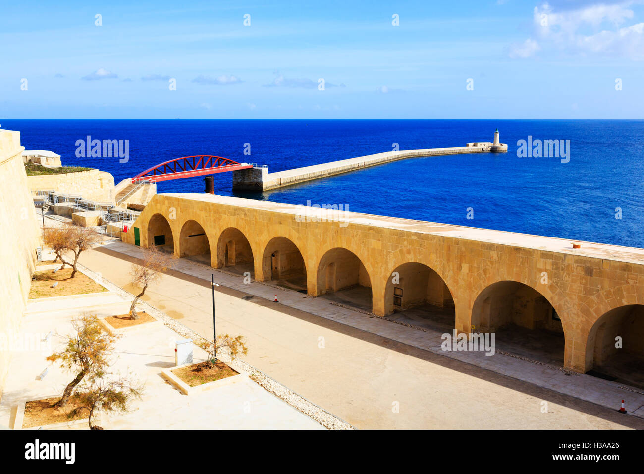 Vista da Fort St Elmo fuori per il Mar Mediterraneo, La Valletta, Malta Foto Stock