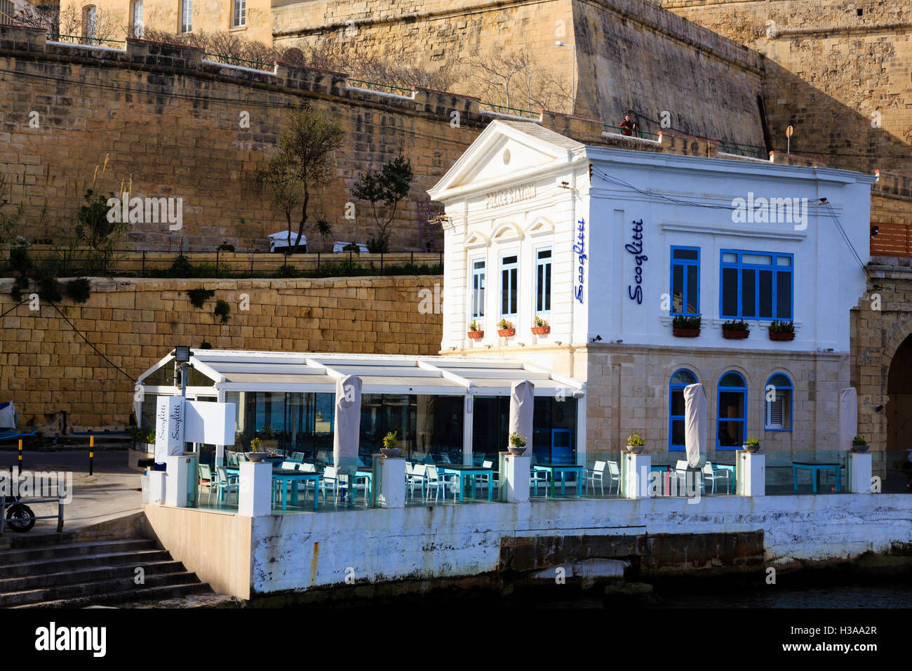 Scoglitti ristorante nel convertito vecchia stazione di polizia, Floriana, Valletta, Malta Foto Stock