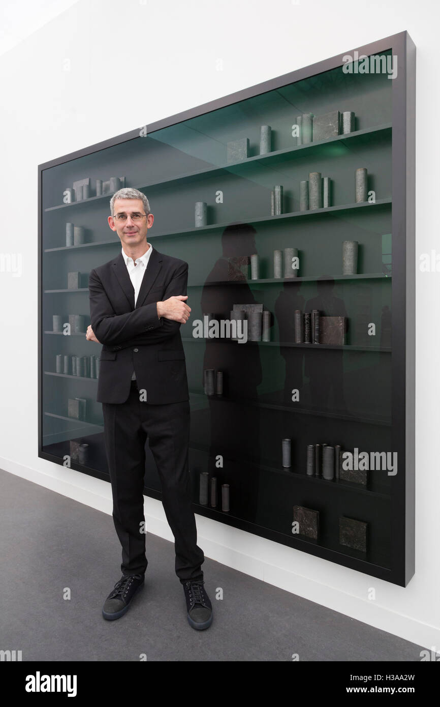 Londra, Regno Unito. Il 5 ottobre 2016. Pluripremiato artista e autore Edmund de Waal (nella foto) presenta una mostra personale di nuovi lavori a Gagosian fregio a Londra dal 6 al 9 ottobre. Questo nuovo lavoro riflette i ricordi e i ricordi di persone importanti per l'artista compreso il suo bisnonno e il poeta Paul Celan o luoghi - Odessa, Cernowitz e Parigi. Per queste elegie de Waal ha introdotto accanto ai suoi vasi in porcellana nuovi materiali quali grafite, argento e alabastro. Foto Stock