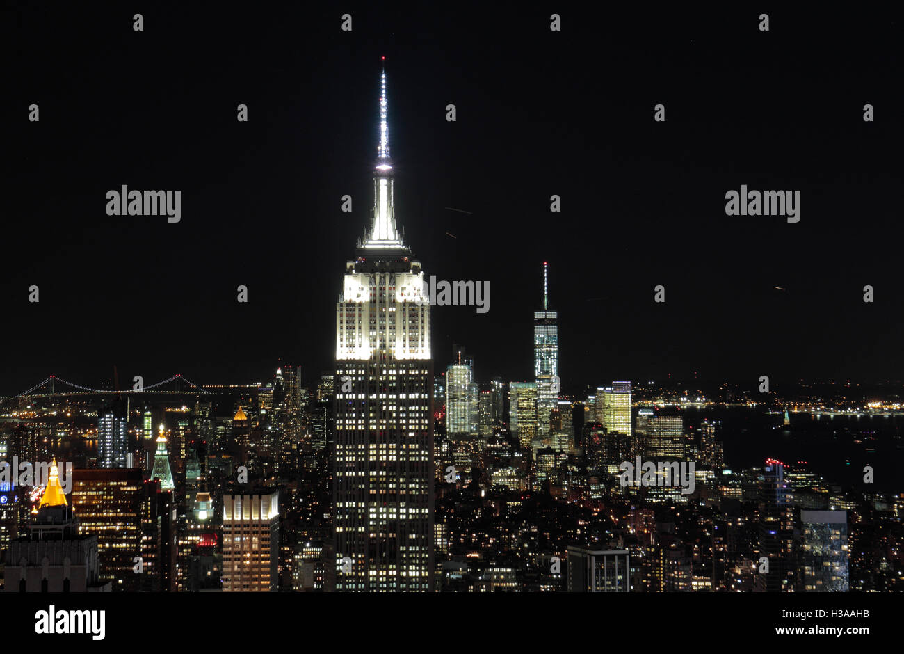 Empire State Building & One World Trade Center visto di notte dal 'Top del mondo' Observation Deck, Manhattan, New York Foto Stock