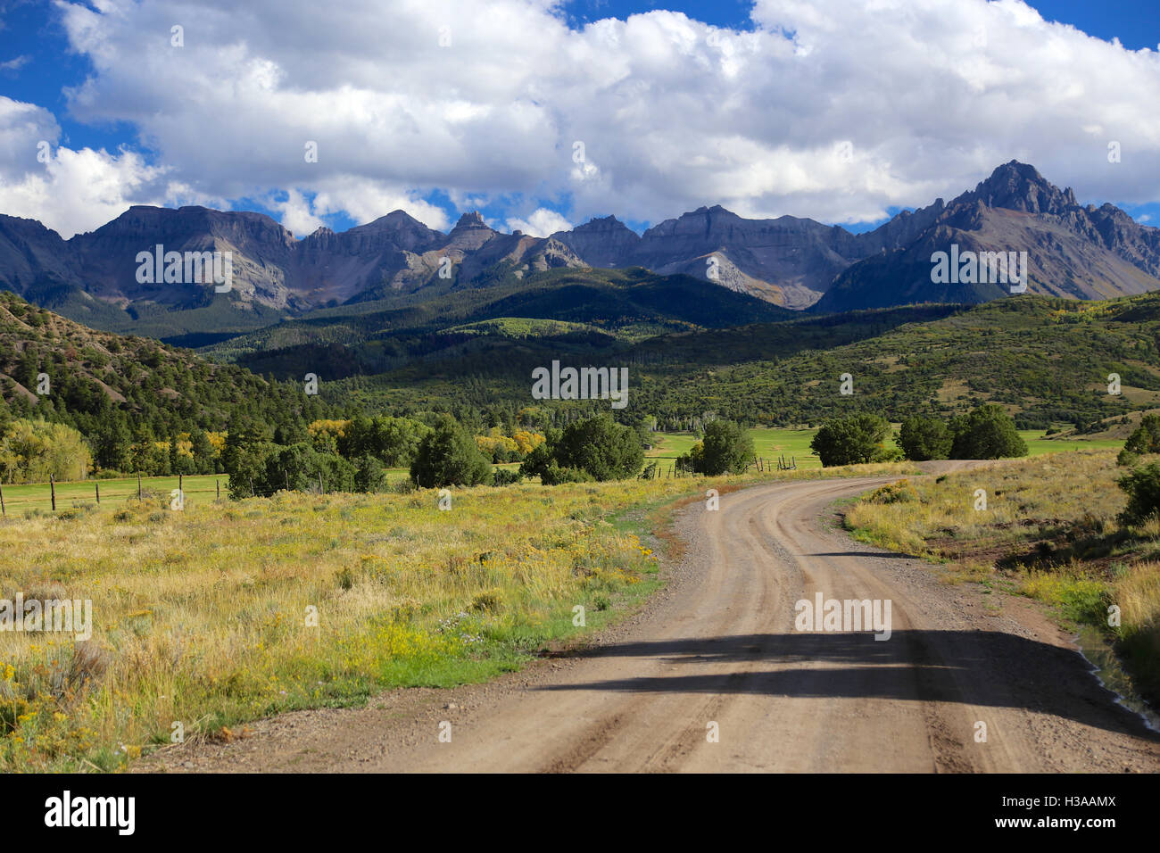 Montare Sneffles deserto gamma con strada sterrata in Colorado estate Foto Stock
