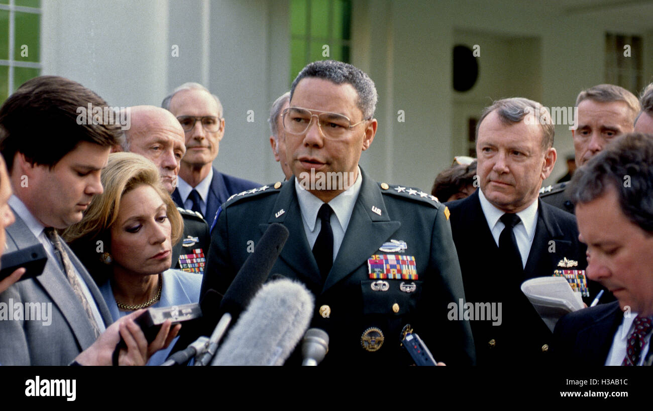 Washington, DC, Stati Uniti d'America, 1993 Presidente del Comune di capi di Stato Maggiore Generale Colin Powell (USA) parla con i giornalisti nel West ing carraio dopo aver partecipato a un incontro con il presidente William Clinton. Andrea Mitchell di NBC è la donna in piedi accanto a Powell. Credito: Mark Reinstein Foto Stock