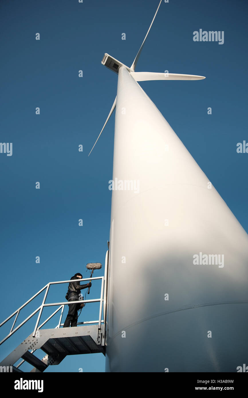 Suono artista Justin Bennett la registrazione di rumori in ed intorno al contenitore i porti e le turbine eoliche intorno al terminal Euromax Foto Stock