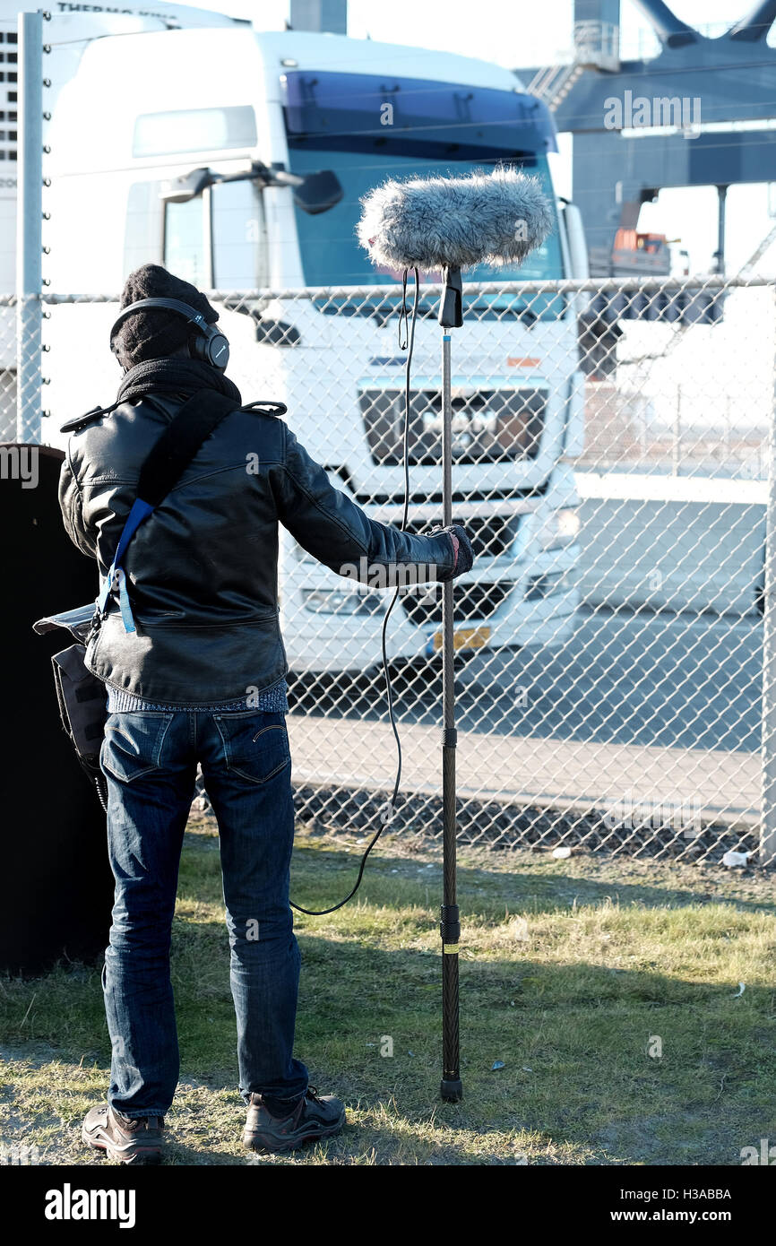 Suono artista Justin Bennett la registrazione di rumori in ed intorno al contenitore i porti e le turbine eoliche intorno al terminal Euromax Foto Stock