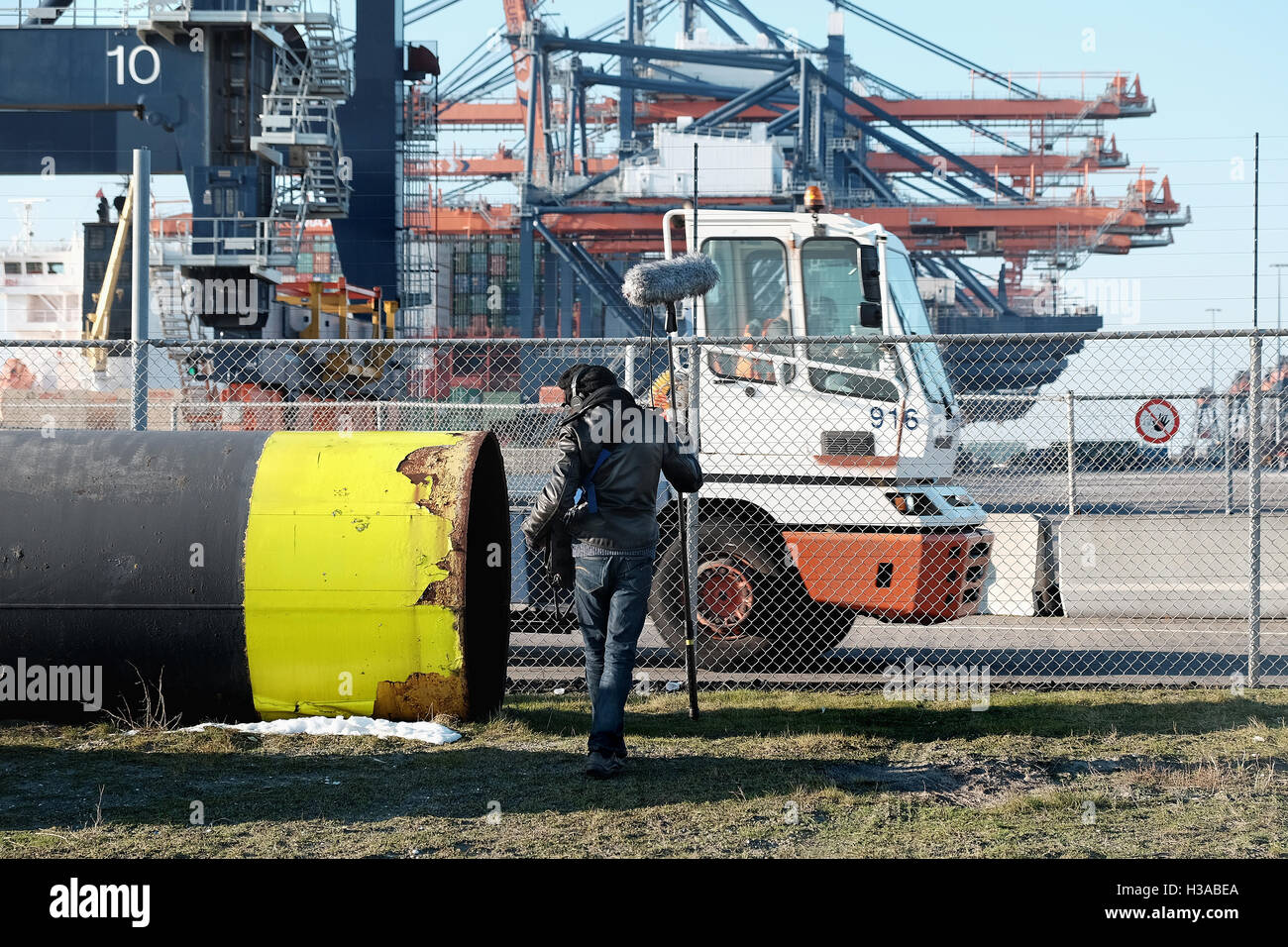 Suono artista Justin Bennett la registrazione di rumori in ed intorno al contenitore i porti e le turbine eoliche intorno al terminal Euromax Foto Stock