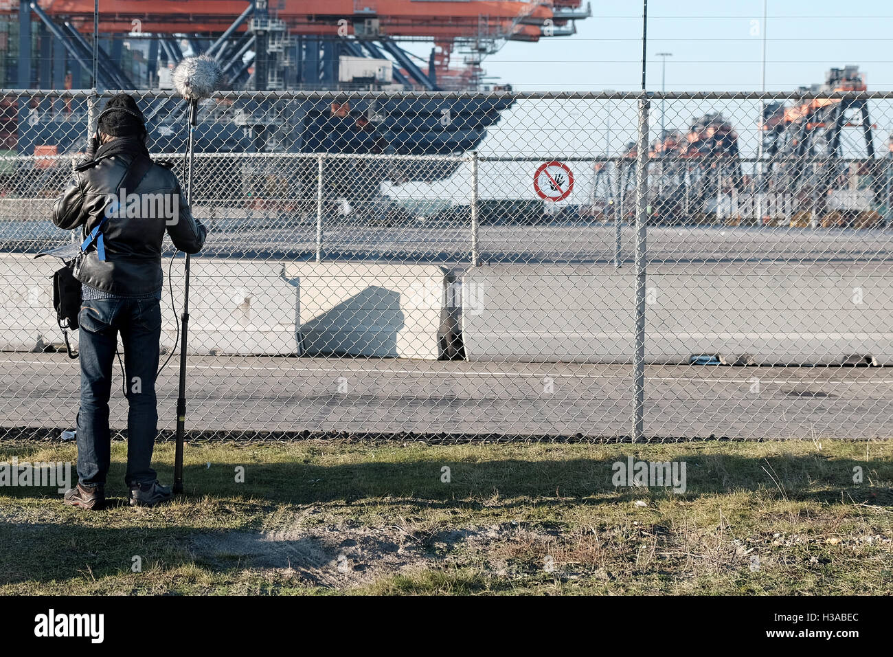 Suono artista Justin Bennett la registrazione di rumori in ed intorno al contenitore i porti e le turbine eoliche intorno al terminal Euromax Foto Stock